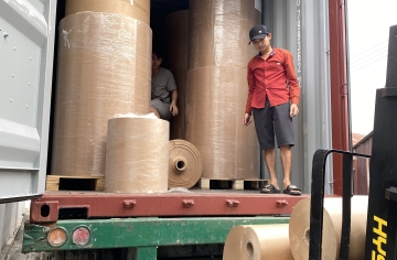 Cont hàng giấy Kraft về giữa tháng